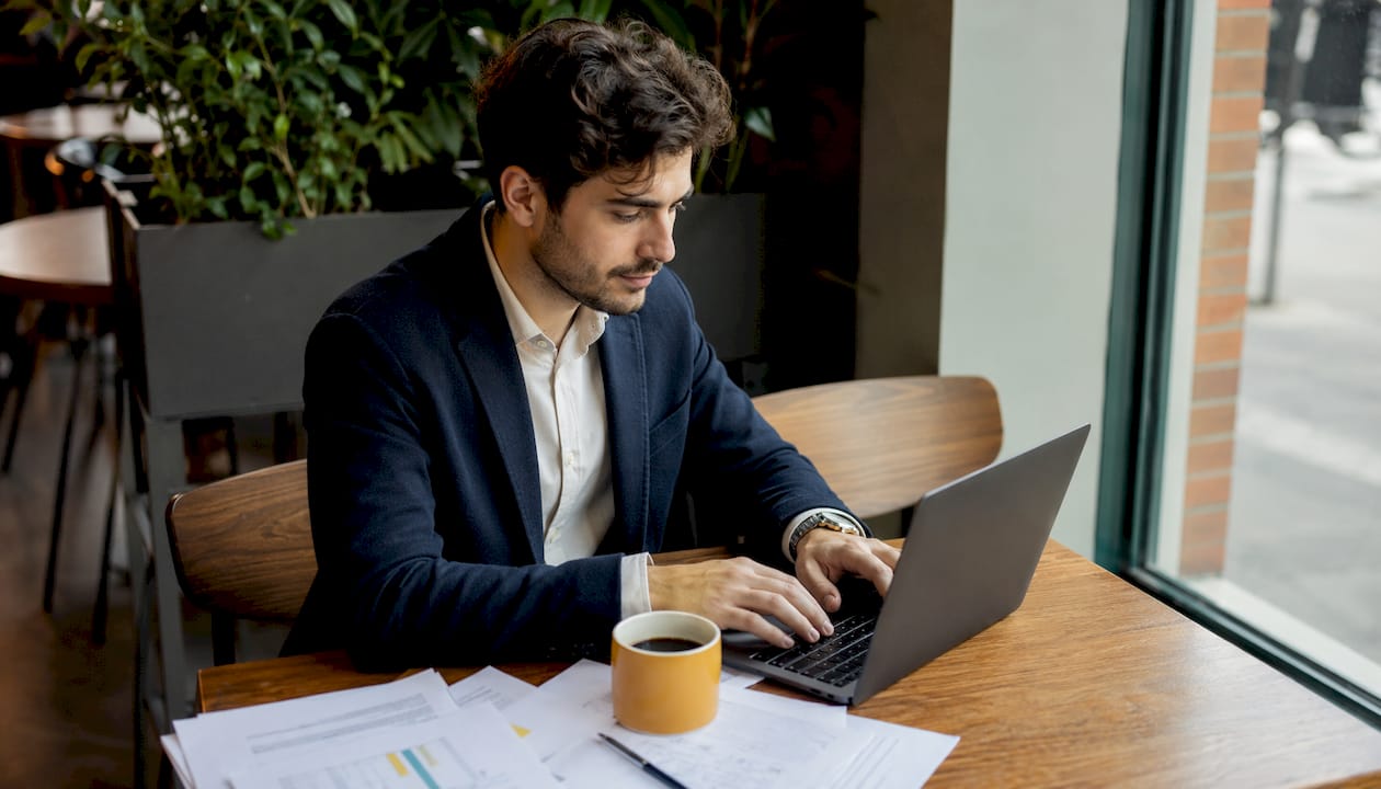 Professionista in cerca di una postazione in coworking dotata di PEC