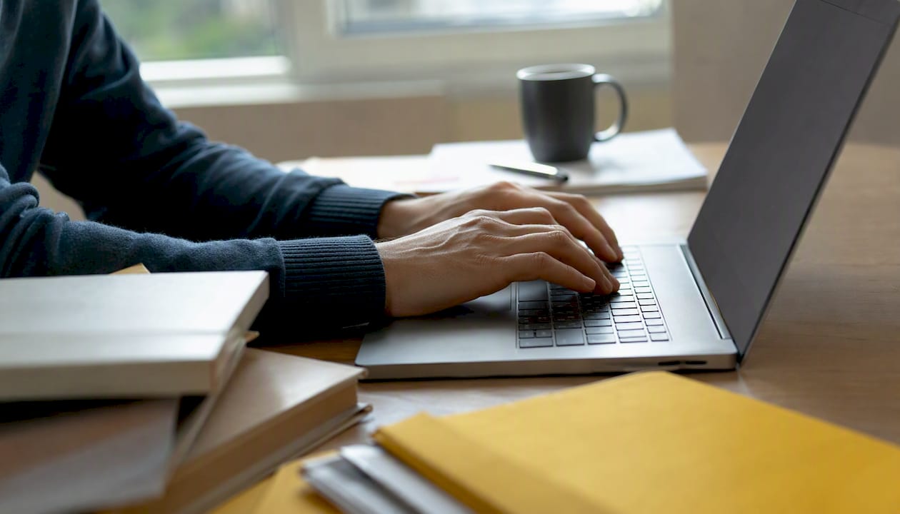 Mani che digitano email PEC sulla tastiera