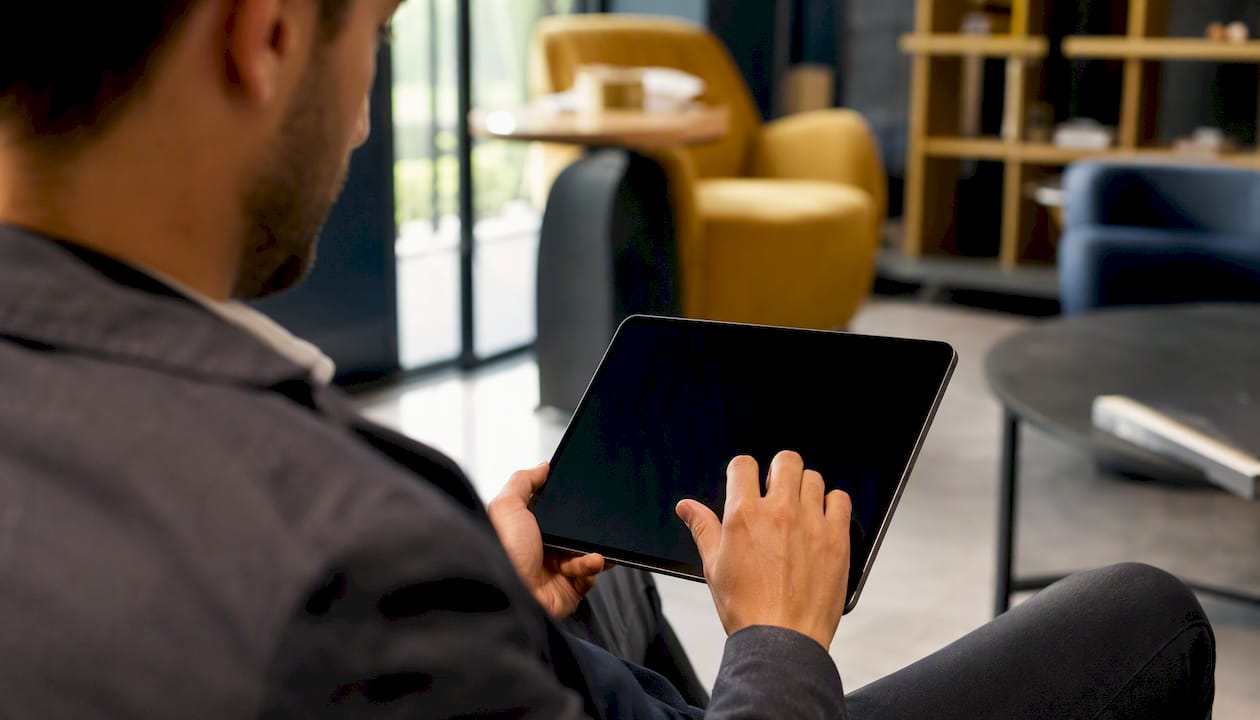 Mani che controllano gli indirizzi PEC direttamente su un tablet