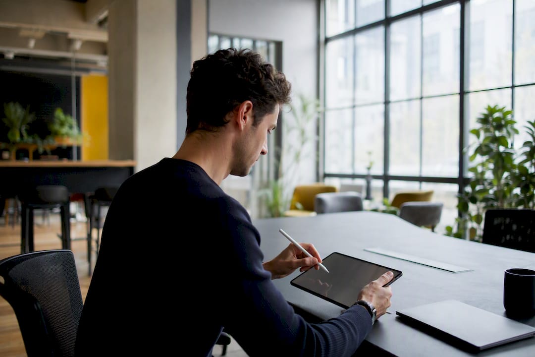 Mani che ripuliscono dati direttamente dallo schermo di un tablet