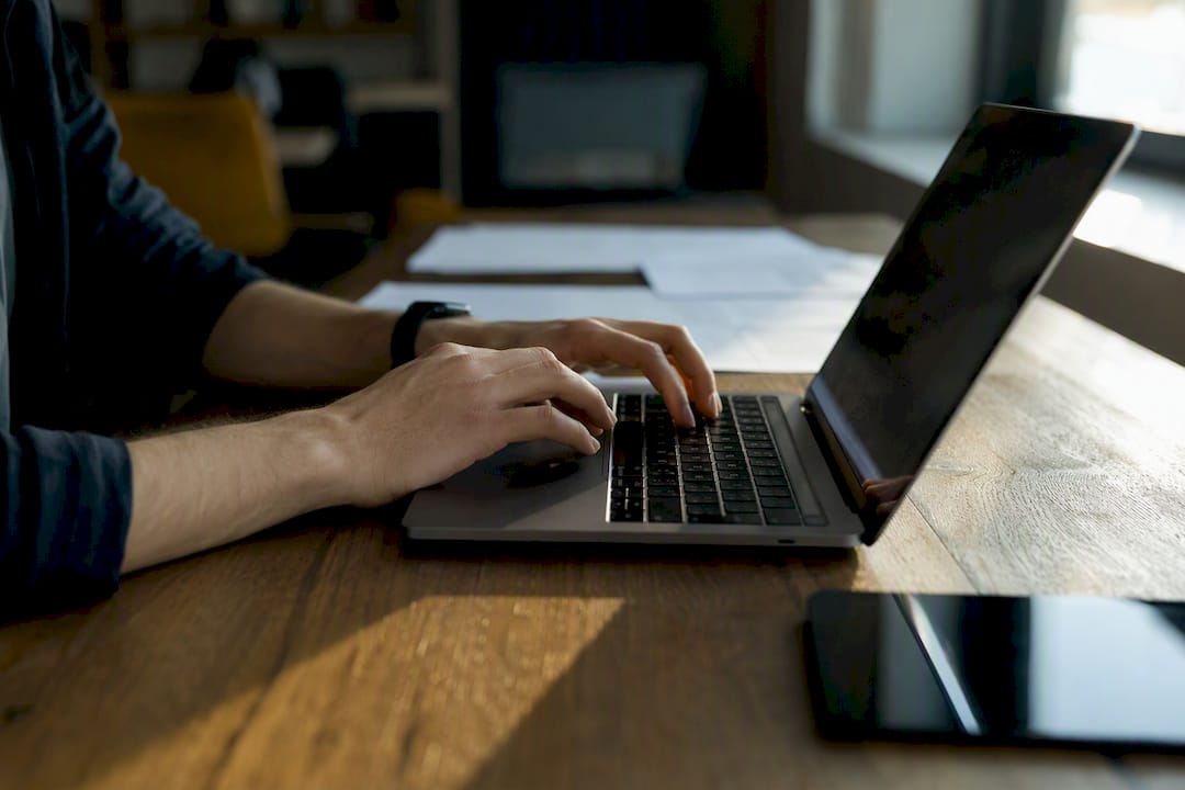 Mani che configurano l'integrazione di un servizio web