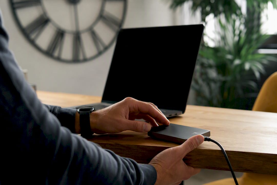 Mani che confrontano dati digitali su un dispositivo