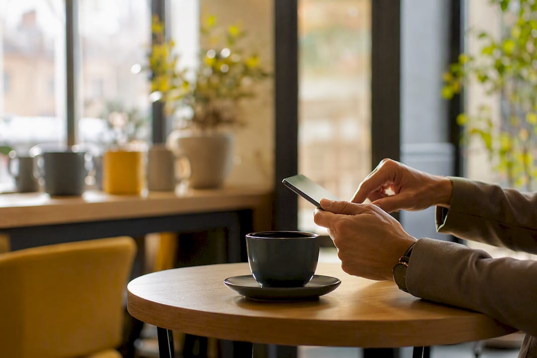 Mani che convalidano dati aziendali in formato digitale