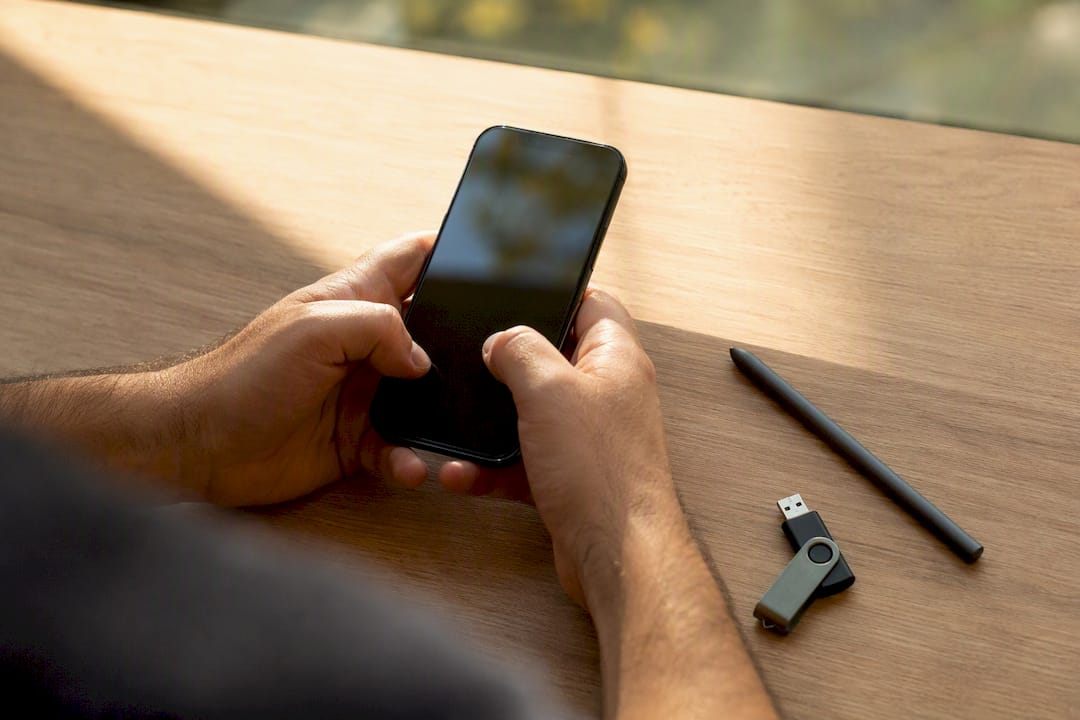 Mani che tengono uno smartphone con il simbolo della PEC